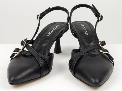 Чорні туфлі з натуральної шкіри з відкритою п'ятою на підборі рюмочка 